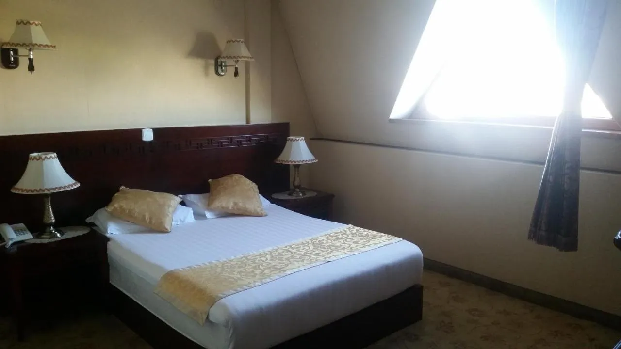 Cameră dublă la mansardă